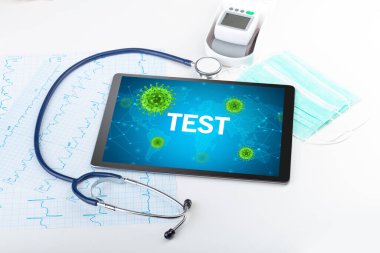 TEST yazıtları ve mikrobiyoloji kavramına sahip bir tabletin yakın plan görüntüsü