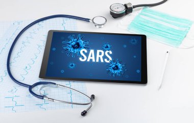 Beyaz yüzeyde SARS yazıtları, salgın konsepti olan tablet bilgisayar ve doktor araçları