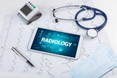 RADIOLOGY yazıtlı tablet bilgisayar ve tıbbi malzemeler, önleme kavramı