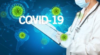 Doktor tıbbi kayıtları COVID-19 yazısıyla dolduruyor. Viroloji konsepti.
