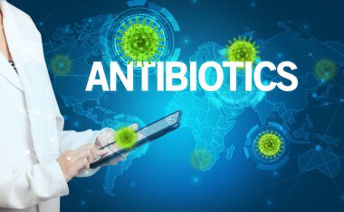 Doktor, AnTIBIOTICS yazıtları ve viroloji konseptiyle tıbbi kayıtları dolduruyor.