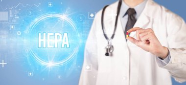 Bir doktorun HepA kısaltması, viroloji konsepti olan bir hap verdiği yakın plan.