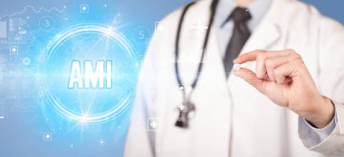 Doktorun sana AMI kısaltması olan bir hap verdiği yakın plan. Viroloji konsepti.