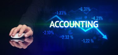 Erkek el ele tutuşması kablosuz çevre ile birlikte ACCOUNTING yazıtları, modern iş konsepti