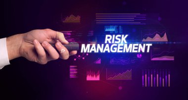 RISK MANAGEMENT yazıtları ve siber iş konseptiyle el ele tutuşmak