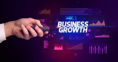 BÜYÜK GROWTH yazıtları ve siber iş konseptiyle el ele tutuşmak