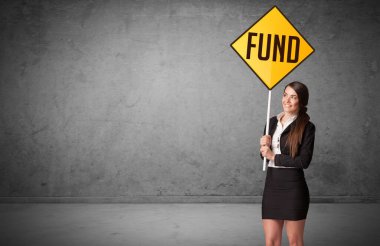 FUND yazıtlı yol tabelası tutan genç işadamı, yeni kural kavramı