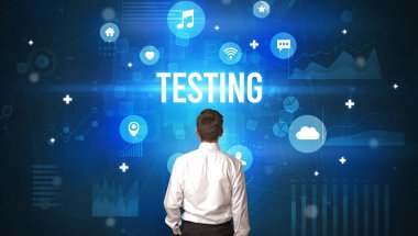 TESTING yazıtları ve modern teknoloji kavramına sahip bir iş adamının arka görünüşü