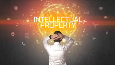 INTELLECTUAL Mülk Yazıtı, çevrimiçi güvenlik kavramına sahip bir işadamının arka görünümü