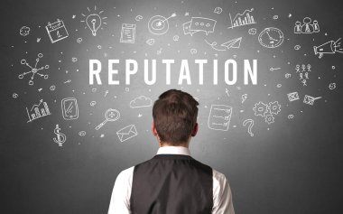 REPUTATION yazıtları, modern iş konsepti olan bir işadamının arka görüşü