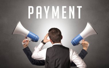 Ödeme yazısı ve siber güvenlik kavramına sahip bir işadamının arka görünüşü