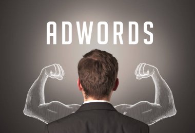 ADWORDS yazıtları ve güçlü iş konsepti olan bir iş adamının arka görünüşü