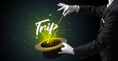 Sihirbaz Trip yazıtları ve seyahat konseptiyle sihirbazlık numarası yapıyor.