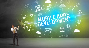 MOBILE Uygulamalarından şemsiyeyle savunma yapan işadamı DEVELOPMENT yazıtları, modern teknoloji kavramı