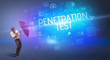 Siber saldırı ve PENETRATION TEST yazıtları, çevrimiçi güvenlik kavramına karşı şemsiyeyle savunma yapan iş adamı