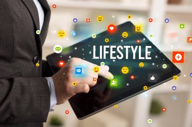 Sosyal medya simgeleri ve LIFESTYLE yazıtlarıyla multimedya oynayan işadamını kapat