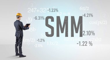 SMM kısaltması ile sabit şapkalı teknoloji mühendisi.