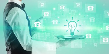 Genç garson tepside ampul ikonu sunuyor, yeni iş modeli konsepti