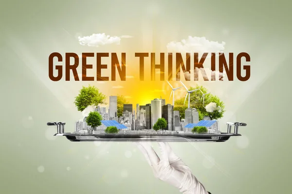Kelner Obsługujący Eko Miasto Zielonym Napisem Thinking Koncepcja Energii Odnawialnej — Zdjęcie stockowe