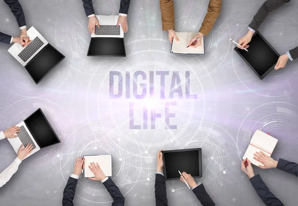 Grupo Personas Frente Ordenador Portátil Con Inspiración Vida Digital Concepto —  Fotos de Stock