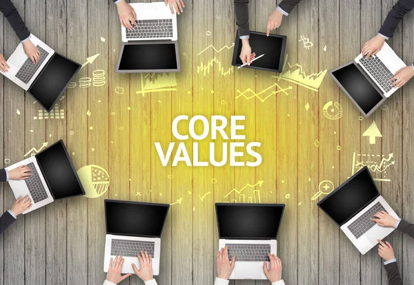 Skupina Zaneprázdněných Lidí Pracující Kanceláři Nápisem Core Values Úspěšná Podnikatelská — Stock fotografie