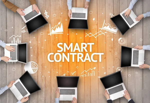 Groupe Personnes Occupées Travaillant Dans Bureau Avec Inscription Smart Contract — Photo