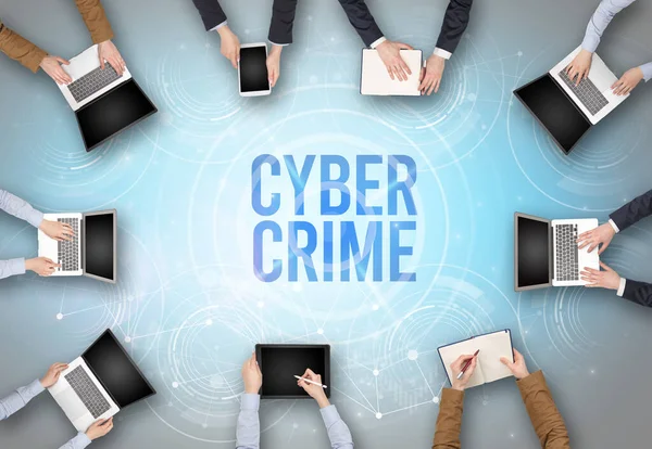 Grupa Ludzi Przed Laptopem Cyber Crime Insciption Koncepcja Bezpieczeństwa Sieci — Zdjęcie stockowe