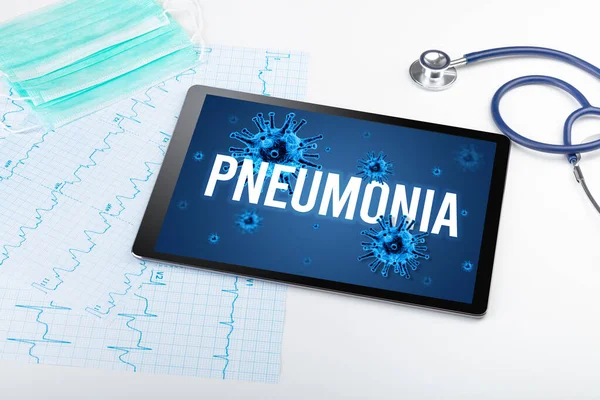 Tabletpc Artsengereedschap Wit Oppervlak Met Pneumonia Inscriptie Pandemisch Concept — Stockfoto