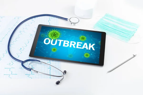 Nahaufnahme Eines Tablet Pcs Mit Outbreak Beschriftung Mikrobiologisches Konzept — Stockfoto