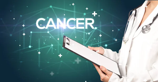 Доктор Заповнює Медичні Записи Написом Cancer Медичною Концепцією — стокове фото