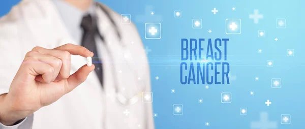 Крупный План Врача Дающего Таблетку Надписью Breast Cancer Медицинская Концепция — стоковое фото
