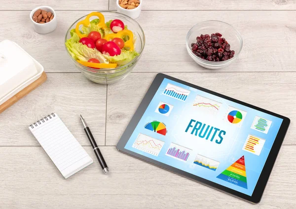 果物の碑文 健康的な栄養組成を示す有機食品やタブレットPc — ストック写真