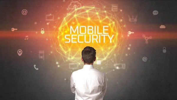 モバイルセキュリティの碑文を持つビジネスマンの背面ビュー オンラインセキュリティの概念 — ストック写真