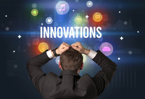 具有Innovations铭文 现代技术概念的商人的后视镜 — 图库照片