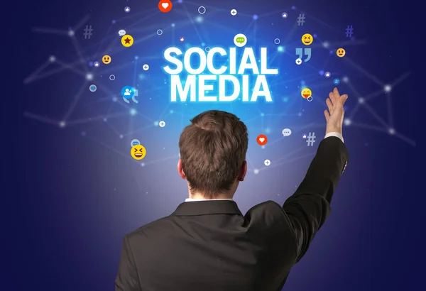 Achteraanzicht Van Een Zakenman Met Sociale Media Inscriptie Sociaal Netwerkconcept — Stockfoto