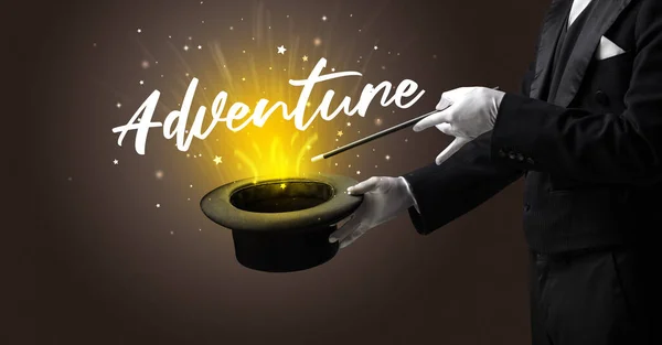 Magik Pokazuje Magiczną Sztuczkę Napisem Adventure Koncepcja Podróży — Zdjęcie stockowe