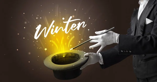 Magik Pokazuje Magiczną Sztuczkę Napisem Winter Koncepcja Podróży — Zdjęcie stockowe