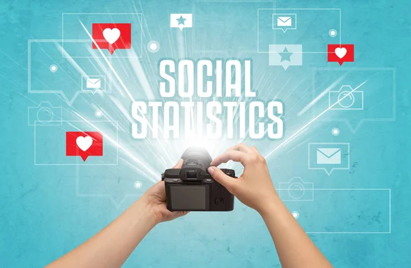 Social Statistics Yazıtları Sosyal Medya Kavramı Ile Fotoğraf Çeken Bir — Stok fotoğraf