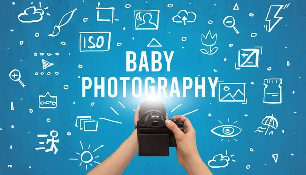 Fotografía Mano Con Cámara Digital Inscripción Fotografía Del Bebé Concepto — Foto de Stock