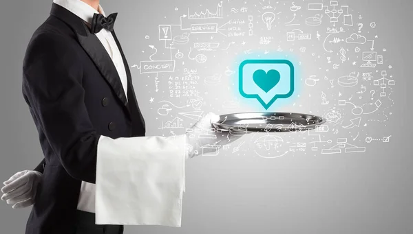 Garsonun Kalp Ikonlarıyla Konuşma Balonu Servis Ettiği Yakın Plan Sosyal — Stok fotoğraf