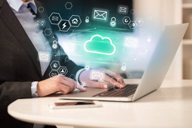 Eller dizüstü bilgisayarda bulut simgeleriyle çalışıyor, modern teknoloji konsepti