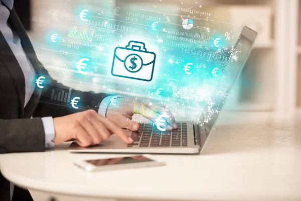 Jongeman Kijken Naar Aandelenmarkt Laptop Met Aktetas Pictogrammen Forex Concept — Stockfoto