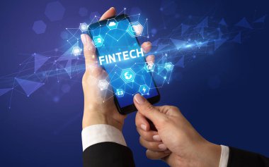 Fintech yazıtlı kadın el tutan akıllı telefon, modern teknoloji konsepti