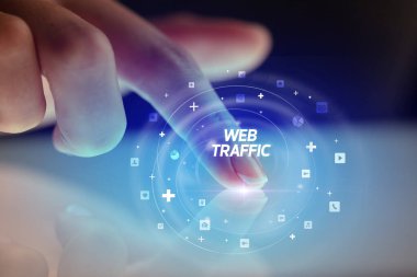 Sosyal medya simgeleri ve Web TRAFFIC ile tablete dokunmak