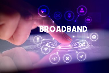 Web teknolojisi simgeleri ve BROADBAND yazıtları ile tablete dokunmak, web teknolojisi kavramı
