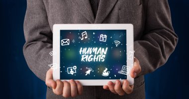 Tablet üzerinde çalışan genç bir iş adamı ve 