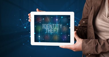 Tablet üzerinde çalışan genç iş adamı dijital tabela gösteriyor: Kimlik Theo