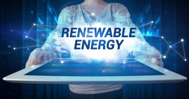 Tablet üzerinde çalışan genç iş adamı ve yazıyı gösteriyor: Yenilenebilir Enerji