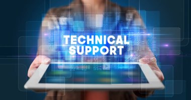 Tablet üzerinde çalışan genç bir iş adamı ve yazıyı gösteriyor: TECHNICAL Tamamlayıcı