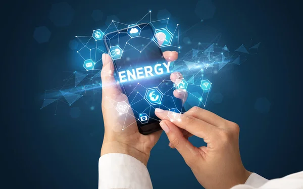 Weibliche Hand Hält Smartphone Mit Energiebeschriftung Modernes Technologiekonzept — Stockfoto